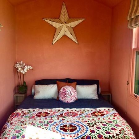 The Oaks Glamping - Magpie Half Shepherds Hut Hotel Colkirk Екстериор снимка