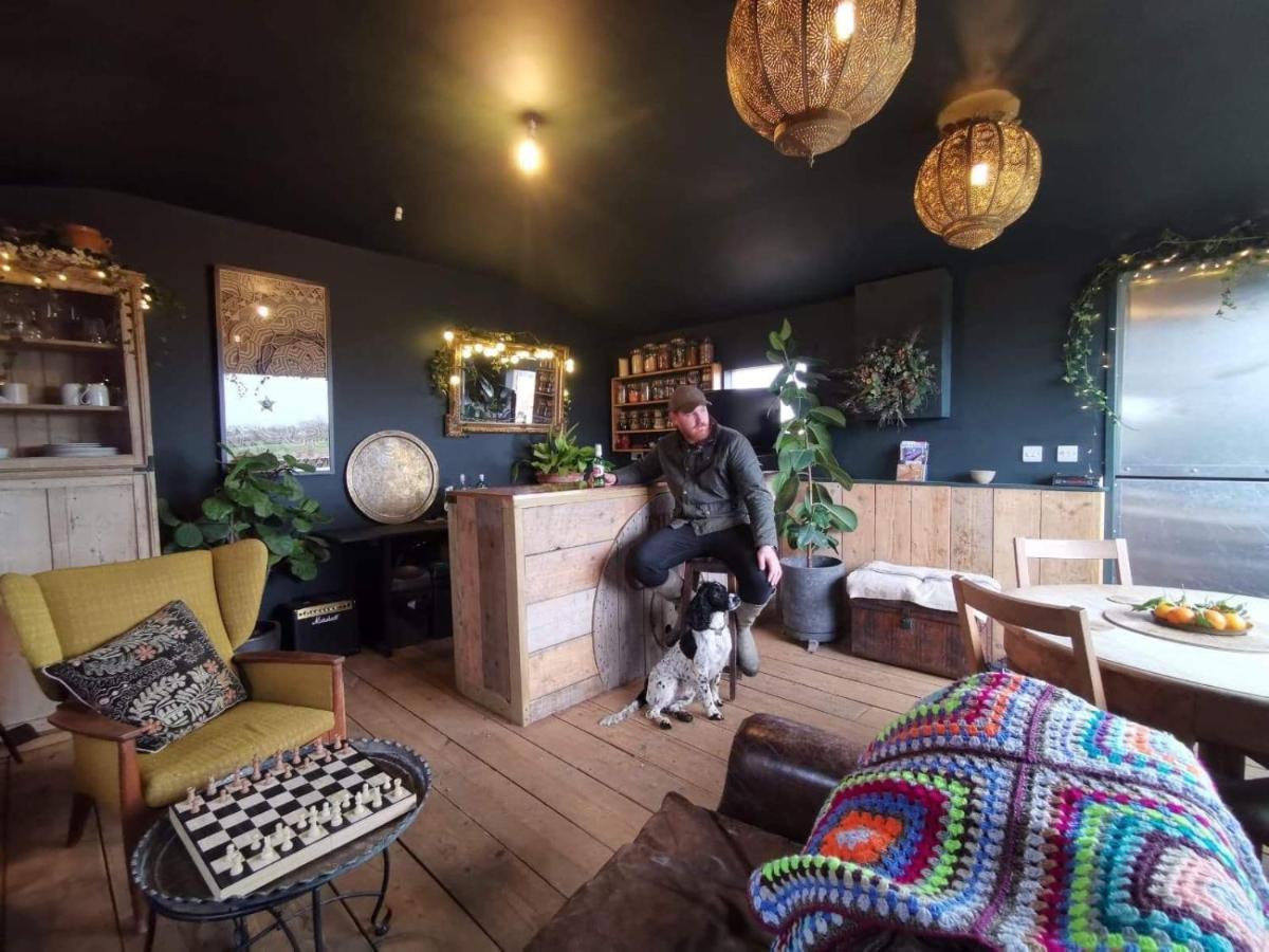 The Oaks Glamping - Magpie Half Shepherds Hut Hotel Colkirk Екстериор снимка